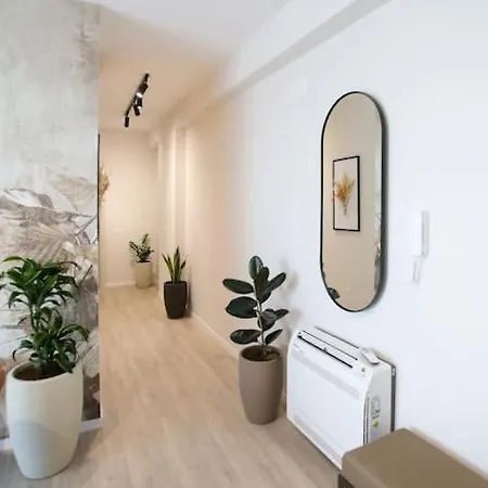 Taushani Apartment, Apartman *