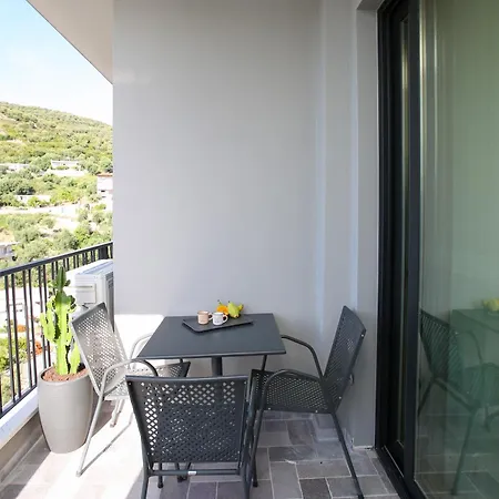 Apartman Taushani Apartment, *