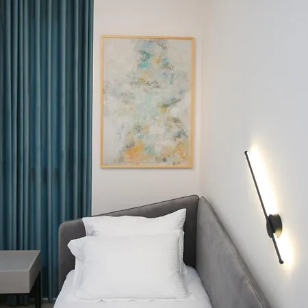 Taushani Apartment, Apartment *