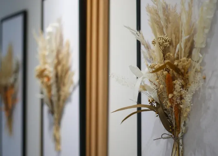 Taushani Apartment, Appartement *